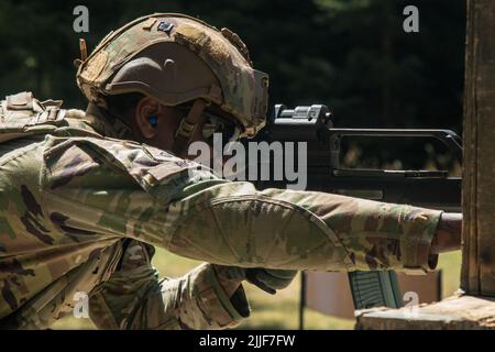 U.S. Soldiers shoot for the German Armed Forces Badge of Marksmanship (Schützenschnur) during a Bundeswehr-hosted qualification at the Grafenwoer Training Area, Germany, July 19, 2022. The Schützenschnur qualification consists of two parts where Soldiers shoot the G36 assault rifle and P8 pistol for a rating of bronze, silver, or gold.  (U.S. Army photo by Spc. Christian Carrillo) Stock Photo