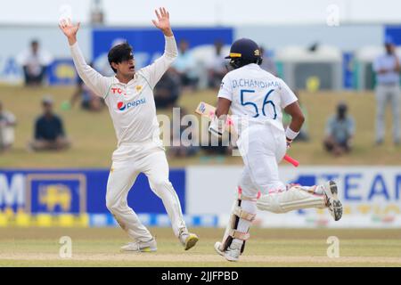 Galle, Sri Lanka. 26th July 2022. Sri Lanka's Dinesh Chandimal runs between the wickets as Pakistan's Naseem Shah (L) reacts after bowling during the 3rd day of the 2nd test cricket match between Sri Lanka vs Pakistan at the Galle International Cricket Stadium in Galle on 26th July, 2022. Viraj Kothalwala/Alamy Live News Stock Photo