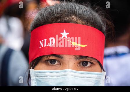 Bangkok, Thailand. 26th July, 2022. A protester looks on while wearing a National League for Democracy (NLD) headband during the demonstration. Protesters gathered outside the Burmese embassy in Bangkok, Thailand to protest against the Burmese military after the Burmese Military's government executes 4 democracy activists including Kyaw Min Yu better known as Ko Jimmy and Myanmar rap pioneer Phyo Zeya Thaw. (Photo by Peerapon Boonyakiat/SOPA Images/Sipa USA) Credit: Sipa USA/Alamy Live News Stock Photo