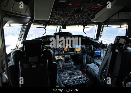 Boeing 777 cockpit hi-res stock photography and images - Alamy