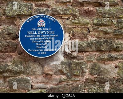 Blue plaque marking the site of the birth of Nell Gwynne in 1650 Gwynne Street Hereford Herefordshire England Stock Photo