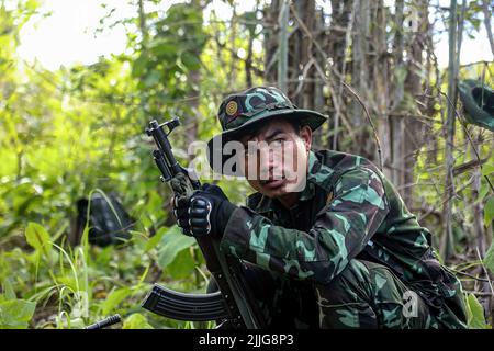 https://l450v.alamy.com/450v/2jjg8p3/a-karenni-nationalities-defence-force-kndf-soldier-is-on-guard-during-an-armed-conflict-with-the-burmese-army-tatmadaw-the-karenni-nationalities-defence-force-kndf-is-an-armed-insurgent-group-in-myanmar-formed-after-the-2021-myanmar-coup-dtat-by-commander-in-chief-min-aung-hlaing-the-kndf-also-includes-other-organizations-such-as-the-karenni-national-progressive-party-knpp-2jjg8p3.jpg