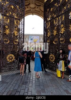 London, Greater London, England, June 15 2022: Guests at the entrance to the Royal Academy of Arts as security stand by. Stock Photo