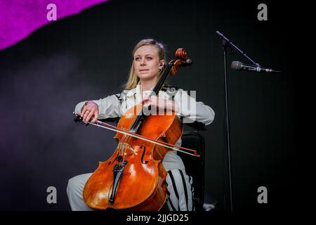 Jodrell Bank, Cheshire, UK. 24th July, 2022.  Anna Meredith performs live on the Lovell Stage at Bluedot Festival 2022 held at Jodrell Bank Observatory. Stock Photo