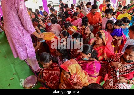 Howrah, West Bengal, India - 14th October 2021 : Hindu devotees putting coins in basket for pushpanjali puja to Goddess Durga, ritual to worship. Stock Photo