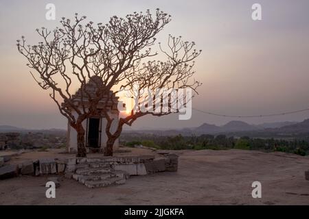 sunset at hemkuta hill temple complex hampi karnataka india Stock Photo