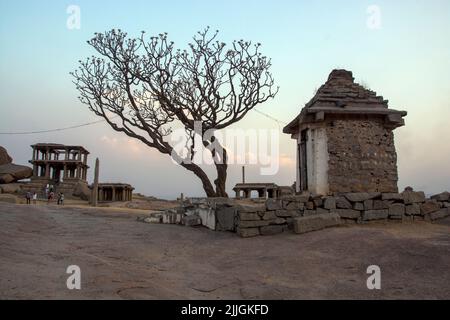 sunset at hemkuta hill temple complex hampi karnataka india Stock Photo