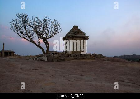 sunset at hemkuta hill temple complex hampi karnataka india Stock Photo