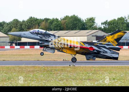 Belgian Air Component General Dynamics F-16AM Fighting Falcon jet fighter plane in NATO tiger meet special scheme, landing at RIAT airshow. Belgium Stock Photo