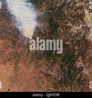 Mariposa County, United States. 25th July, 2022. Satellite view from the Landsat 9 of the fast moving Oak Fire burning through parched forests near Yosemite National Park, July 24, 2022 as seen from Earth Orbit. The wildland fire is in Mariposa County, west of the park, has forced thousands of people to evacuate their homes. Credit: USGS/NASA/Alamy Live News Stock Photo