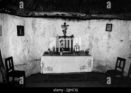 Almanach Nouvelle Chronique de Jersey 1891 vergees acres conversion table  Stock Photo - Alamy