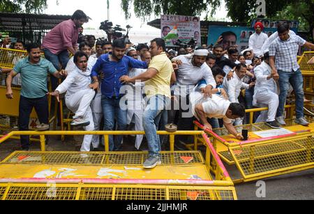 New Delhi, India. 26th July, 2022. Congress Party workers stand on a Police barricade outside Congress Party headquarters in New Delhi at a protest against the questioning by the Enforcement Directorate (ED) of Congress leader Sonia Gandhi in an alleged money laundering case (Photo by Kabir Jhangiani/Pacific Press) Credit: Pacific Press Media Production Corp./Alamy Live News Stock Photo