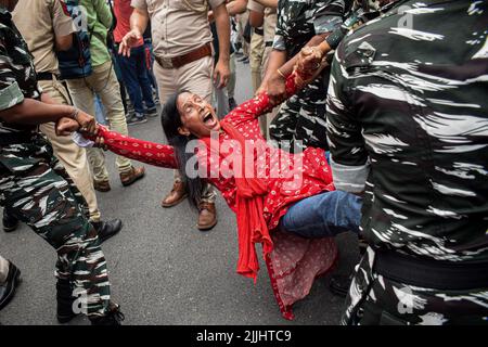 New Delhi, New Delhi, India. 26th July, 2022. Security Personnel detain Congress workers outside Congress Party headquarters in New Delhi at a protest against the questioning by the Enforcement Directorate (ED) of Congress leader Sonia Gandhi in an alleged money laundering case (Credit Image: © Kabir Jhangiani/Pacific Press via ZUMA Press Wire) Stock Photo