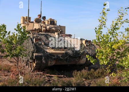 Finnish soldiers assigned to the Satakunta Jaeger Battalion, and U.S. Soldiers assigned to 3rd Armored Brigade Combat Team, 4th Infantry Division, train on the M2A3 Bradley Fighting Vehicle at Niinisalo, Finland, July 21, 2022. The 3/4th ABCT is among other units assigned to the 1st Infantry Division, proudly working alongside NATO allies and regional security partners to provide combat-credible forces to V Corps, America's forward deployed corps in Europe. (U.S. Army photo by Sgt. Andrew Greenwood) Stock Photo