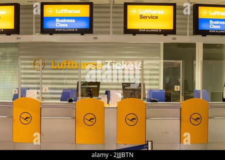 Munich, Germany. 27th July, 2022. An empty Lufthansa service counter at Munich Airport. Due to the Verdi warning strike, Lufthansa has canceled almost its entire flight schedule for Wednesday. Credit: Peter Kneffel/dpa/Alamy Live News Stock Photo