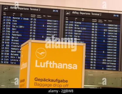 Munich, Germany. 27th July, 2022. Display boards show 'canceled' at Munich Airport. Due to the Verdi warning strike, Lufthansa has canceled almost its entire flight schedule for Wednesday. Credit: Peter Kneffel/dpa/Alamy Live News Stock Photo