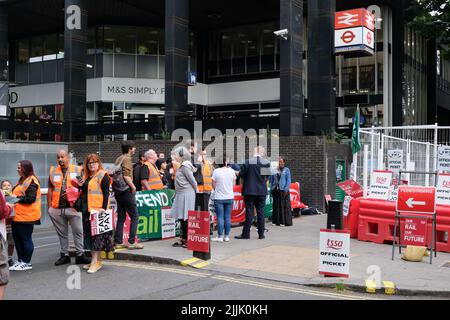 Euston station, London, UK. 27th July 2022. RMT National rail strike. Picket line outside Euston station. Credit: Matthew Chattle/Alamy Live News Stock Photo