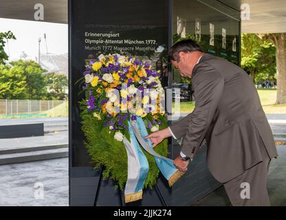 Munich, Germany. 27th July, 2022. Markus Söder (CSU), Prime Minister of Bavaria, lays a wreath at the memorial site for the assassination at the 1972 Olympic Games. Credit: Stefan Puchner/dpa-Pool/dpa/Alamy Live News Stock Photo