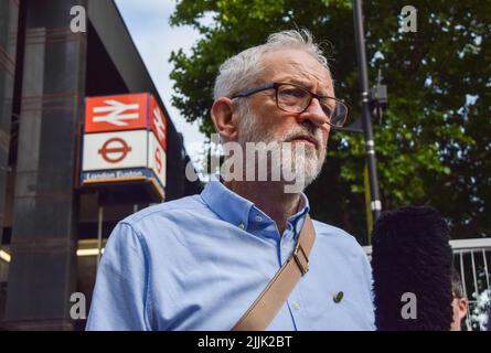 London, UK. 27th July 2022. Labour MP Jeremy Corbyn joins the picket outside Euston Station as the national rail strike over pay and working conditions hits the UK. Credit: Vuk Valcic/Alamy Live News Stock Photo