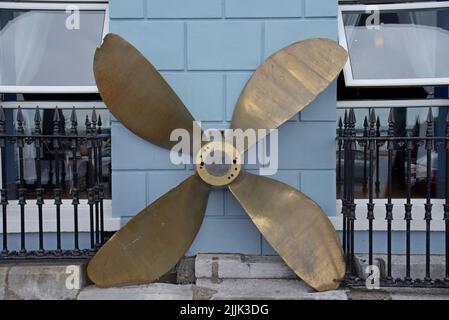 Propellor of the MV Samson, that ran aground in Waterford in 1987, wrecked on rocks & still in situ. Now on front of Commodore Hotel, Cobh County Cork Stock Photo