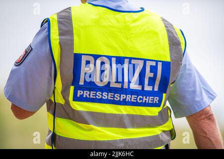 Porta Westfalica, Germany. 27th July, 2022. A police spokesman walks down a path. Credit: Lino Mirgeler/dpa/Alamy Live News Stock Photo