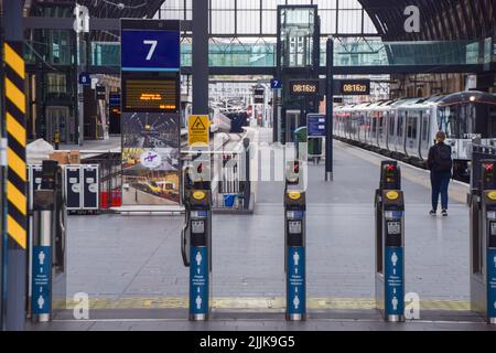 London, UK. 27th July 2022. Empty train platforms at King's Cross Station as the national rail strike over pay and working conditions hits the UK. Credit: Vuk Valcic/Alamy Live News Stock Photo