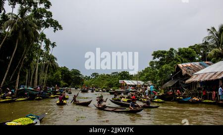 The people on their boats selling guavas at Bhimruli Floating Market in Barishal, Bangladesh Stock Photo