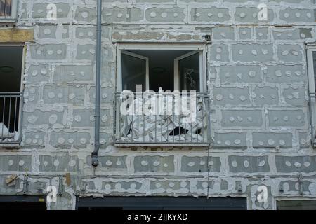 Berlin, Abbau der Styropordämmung an einer Hausfassade // Berlin, dismantling the polystyrene insulation on a house façade Stock Photo