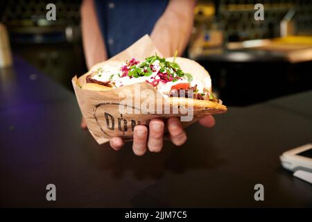 Der Döner, die Brottasche gefuellt mit Salat, Sauce, Feta und Fleisch, wird teurer. Stock Photo
