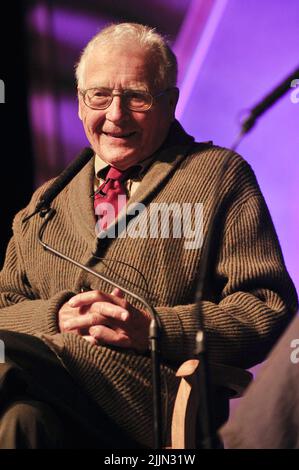 File photo dated 29/05/10 of James Lovelock talking with Rosie Boycott at the Hay Festival in Hay-on-Wye. The leading environmental scientist and creator of the Gaia hypothesis, has died on his 103rd birthday. Issue date: Wednesday July 27, 2022. Stock Photo