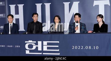 Seoul, South Korea. 27th July, 2022. (L to R) South Korean actor and director Lee Jung-jae, actors Jung Woo-sung, Jeon Hye-jin, Heo Sung-tae, Go Youn-jung, pose for photos during a promote their latest movie 'Hunt' in Seoul, South Korea on July 27, 2022. The movie is to be released in the country on Aug 10. (Photo by: Lee Young-ho/Sipa USA) Credit: Sipa USA/Alamy Live News Stock Photo