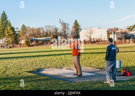 Men playing disc golf at the Orchard Park Disc Golf Course, Hillsboro, Oregon. Stock Photo