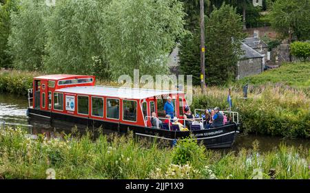 Ratho, Scotland, United Kingdom, 27th July 2022. UK Weather: sunny evening on the Union Canal. A group enjoy a cruise along the canal in a narrow boat Stock Photo