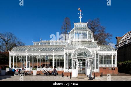 A Victorian conservatory on the grounds of the Horniman Museum and Gardens in Forest Hill, London Stock Photo