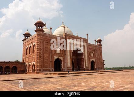 The Gate to the Taj Mahal on the south bank of the Yamuna river in Agra, Uttar Pradesh, India Stock Photo