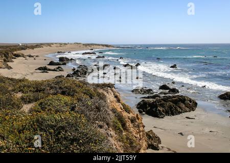 The wavy coast between Morrow Bay and Carmel under a blue sky Stock Photo