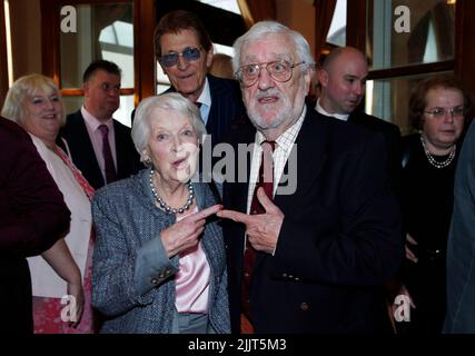 File photo dated 16/11/13 of June Whitfield (left) and Bernard Cribbins (right) attending the Heritage Foundation Christmas Lunch at the Marriott Hotel, Regents Park, London. Veteran actor Bernard Cribbins, who narrated The Wombles and starred in the film adaptation of The Railway Children, has died aged 93, his agent said. Issue date: Thursday July 28, 2022. Stock Photo