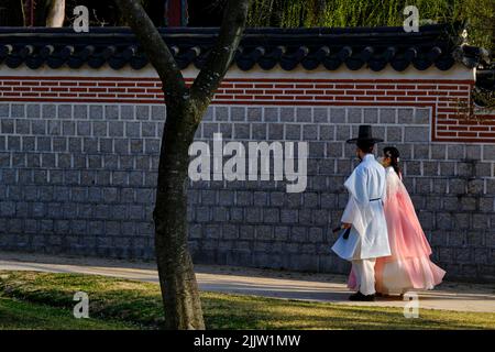 South Korea, Seoul, Jongno-gu district, Gyeongbokgung Palace or Gyeongbok Palace meaning Palace of Resplendent Happiness, tourists in traditional dres Stock Photo