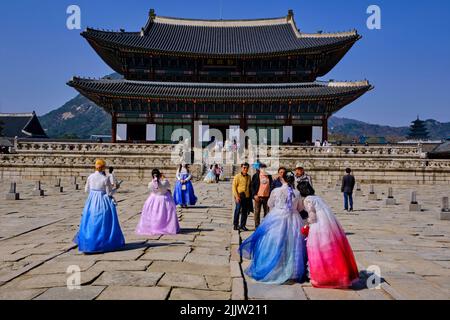 South Korea, Seoul, Jongno-gu district, Gyeongbokgung Palace or Gyeongbok Palace meaning Palace of Resplendent Happiness, tourists in traditional dres Stock Photo