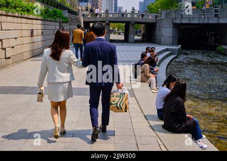 South Korea, Seoul, Cheonggyecheon, 6 kilometer long promenade inaugurated in 2005 which runs along the Cheonggyecheon River Stock Photo