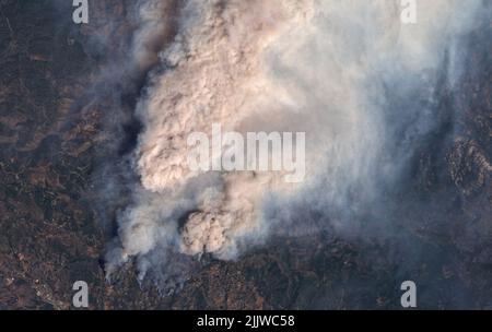 Mariposa County, United States. 27th July, 2022. Satellite view from the Landsat 9 of the fast moving Oak Fire burning through parched forests near Yosemite National Park, July 27, 2022 as seen from Earth Orbit. The wildland fire is in Mariposa County, west of the park, has forced thousands of people to evacuate their homes. Credit: Planetpix/Alamy Live News Stock Photo