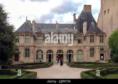 France, Paris, The Hotel de Sully is a Louis XIII style,  Hotel particulier, or private mansion, located at 62 rue Saint-Antoine in the Marais, IV arr Stock Photo