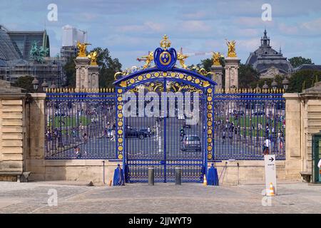 France, Paris, The main gate of Les Invalides and army museums, formally the Hotel national des Invalides, also Hotel des Invalides is a complex of bu Stock Photo