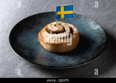 Cinnamon roll buns Kanelbulle traditional Swedish dessert served in black plate Stock Photo