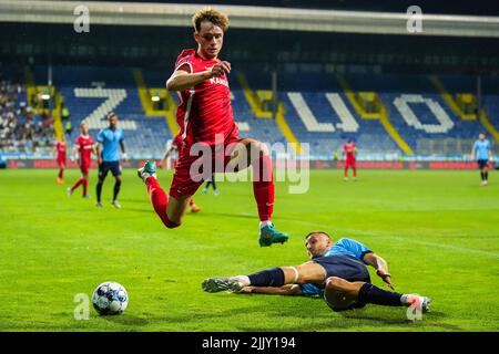 SARAJEVO - (lr) Hakon Evjen of AZ Alkmaar, Damir Mehidic of Tuzla City during the second qualifying round of the Conference League match between FK Tuzla City and AZ at Grbavica stadium on July 28, 2022 in Sarajevo, Bosnia and Herzegovina. ANP ED OF THE POL Stock Photo