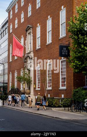 The Coral Room London at the Bloomsbury Hotel 16-22 Great Russell St, Bloomsbury London. The Coral Room is a restaurant and bar. Stock Photo