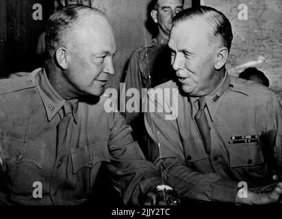 U.S. General Confer In North Africa - General George C. Marshall (right), Chief of Staff of the U.S. Army, confers informarly with General Dwight D. Eisenhower of the U.S. Army, Commander in Chief of Allied forces in the North African theater, at Allied Headquarters in Algeria. January 1, 1944. Stock Photo