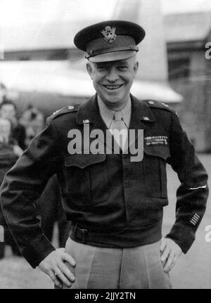 General Eisenhower In London to Receive Freedom Of The City - General Eisenhower wears a victory smile as he is greeted on arrived in England by the airfield commander, Group-Captain Ford. General Eisenhower has arrived in London after flight from the Continent. The Supreme Allied Commander will receive the Freedom of the City in a ceremony at the Guildhall. June 12, 1945. Stock Photo