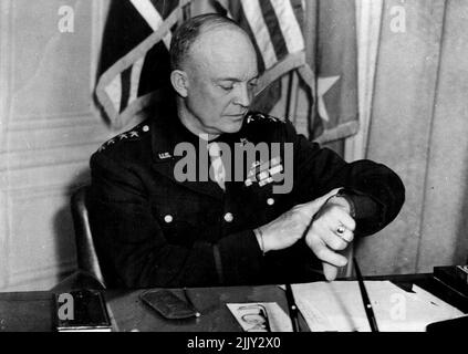General Eisenhower Assumes Command In Britain The Generalissimo Meet The Press - Zero Hour? General Eisenhower looks at his watch in his London office. The Supreme H.Q. of the Allied Expeditionary Force standing to arms in this country, announced in their first communions last night that General Eisenhower - the Generalissimo - has assumed his command in Britain. January 17, 1944. (Photo by Fox Photos). Stock Photo