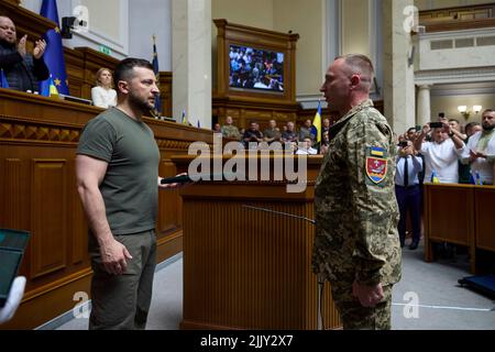 Kyiv, Ukraine. 28th July, 2022. Ukrainian President Volodymyr Zelenskyy, left, presents state awards to service members marking Ukrainian Statehood Day at the Verkhovna Rada parliament, July 28, 2022 in Kyiv, Ukraine. Credit: Ukrainian Presidential Press Office/Ukraine Presidency/Alamy Live News Stock Photo